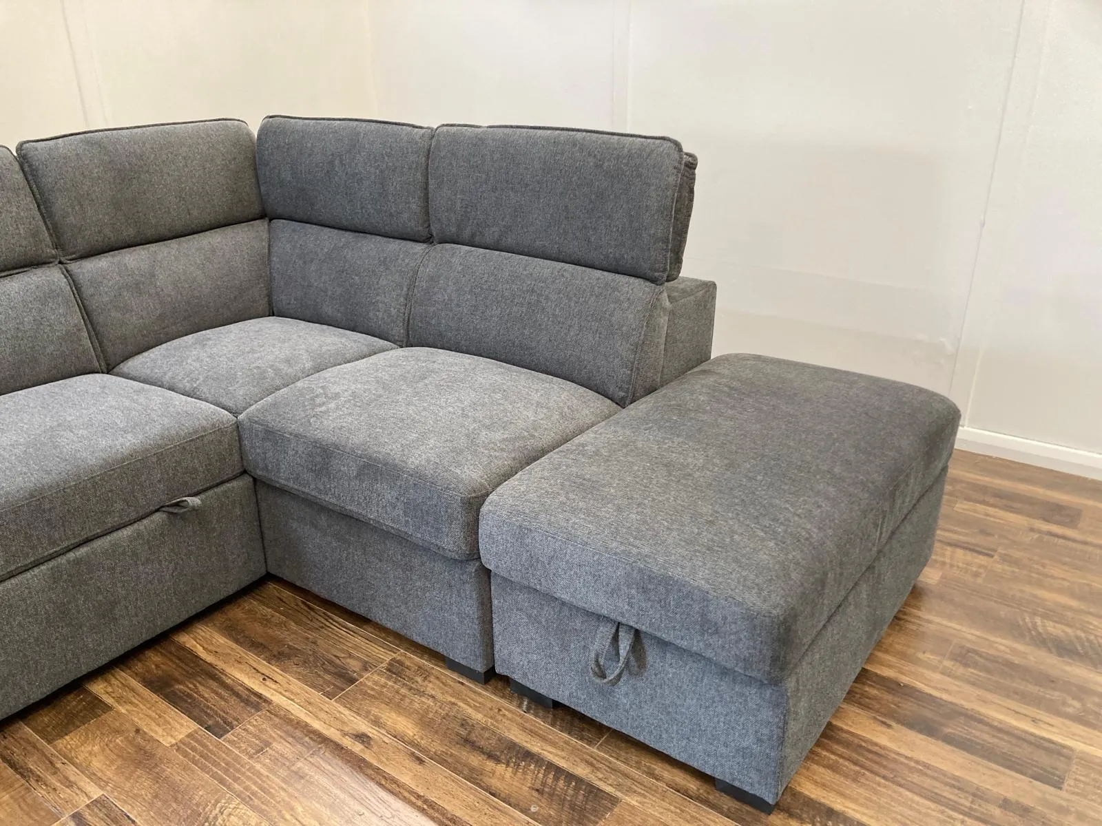 Blake Corner Suite with Pull out Bed and Ottoman - Grey
