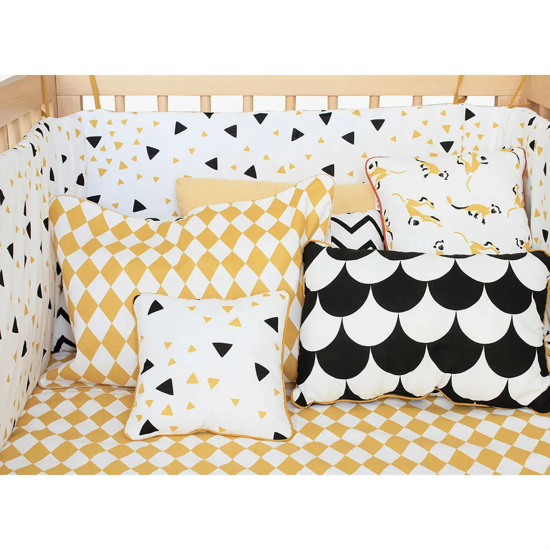 Nobodinoz Cushion Athena Zigzag Black