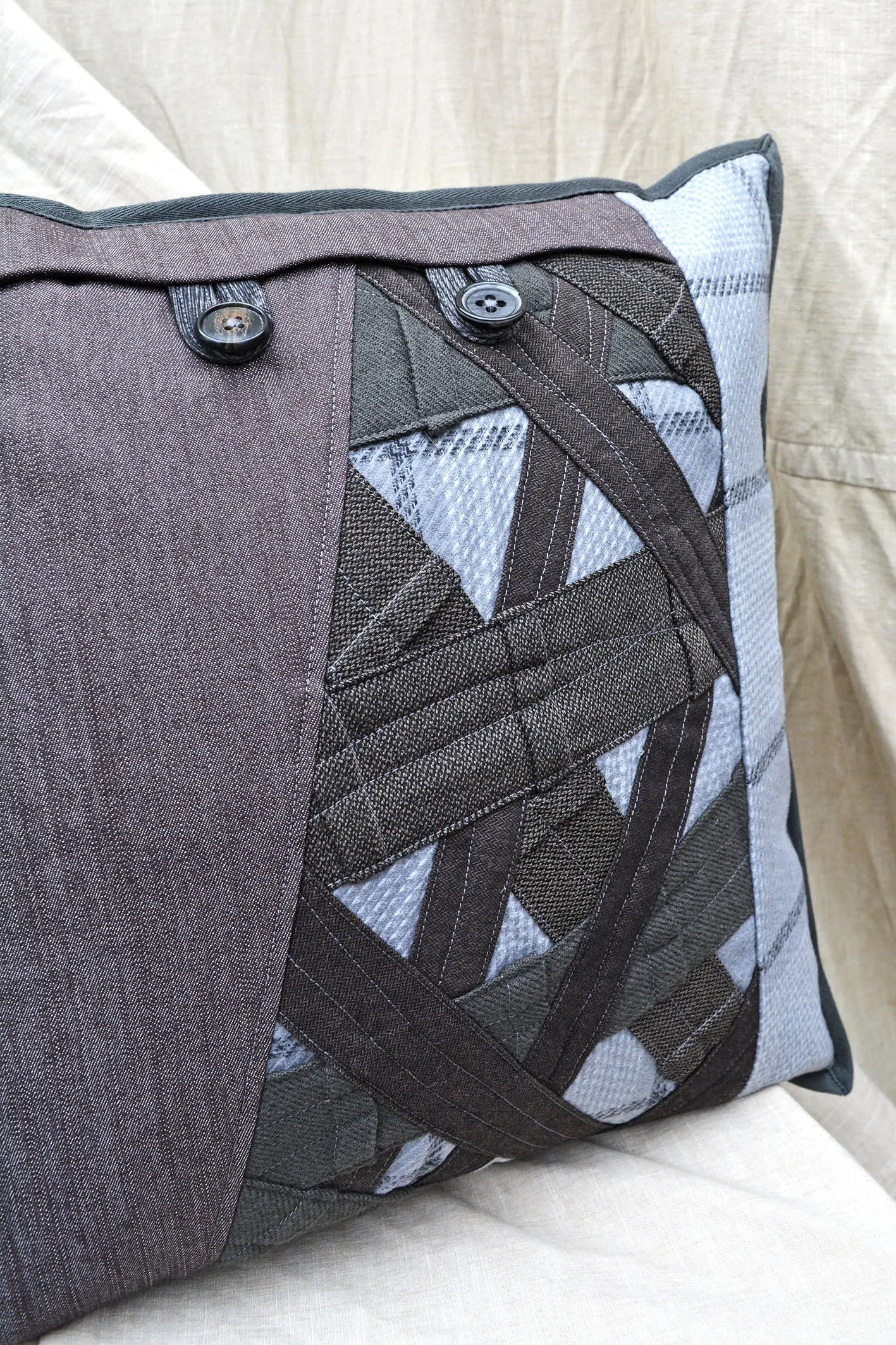 SQUARE APPLIQUE CUSHION - UMBER COCOA